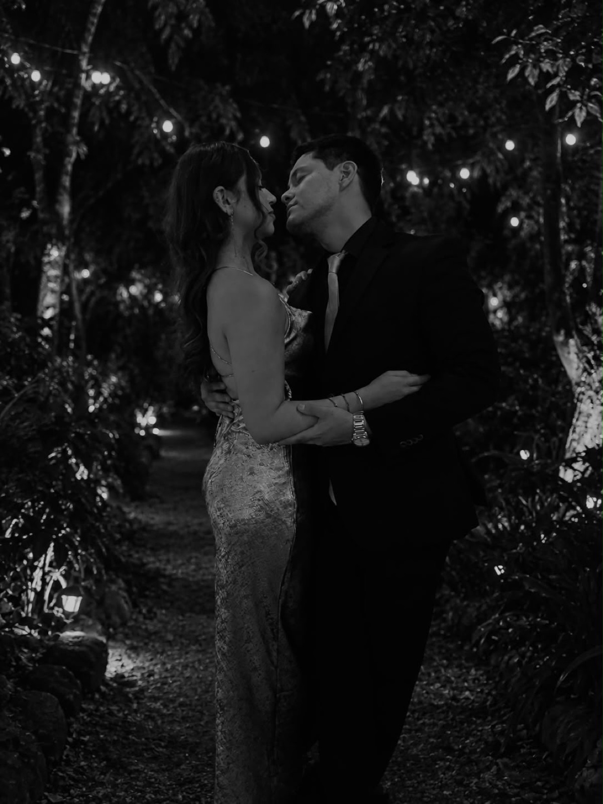 Valeria y Alan abrazados en un bosque iluminado