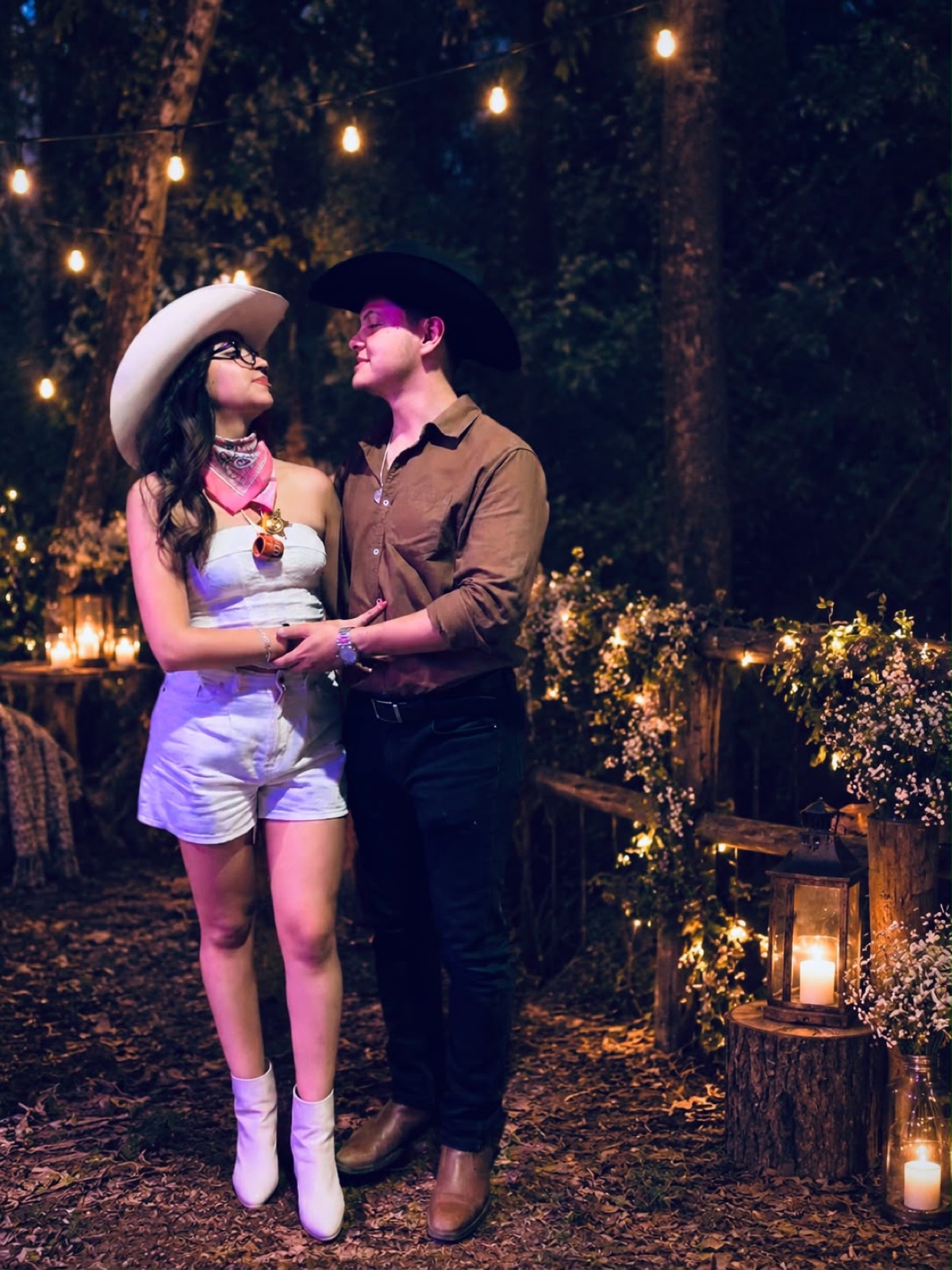 Valeria y Alan con atuendo vaquero entre luces y velas